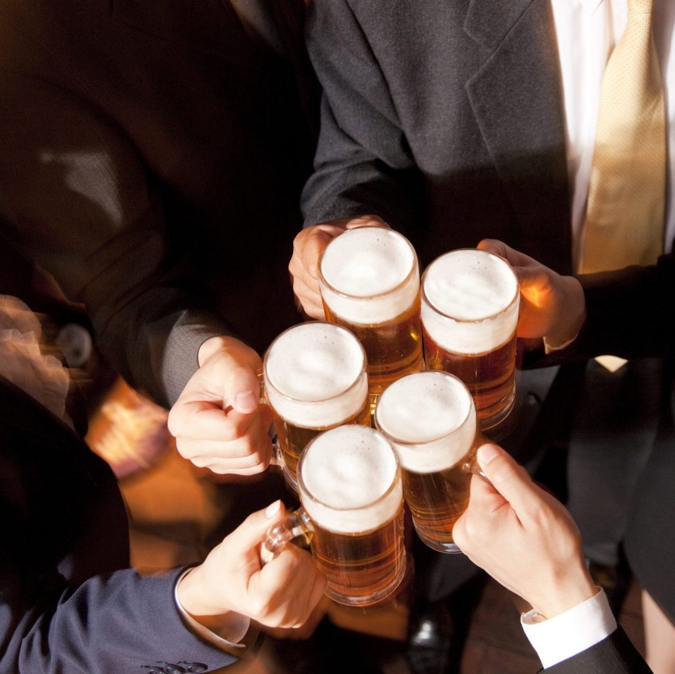 Anstoßen mit Bier – Alkohol im Betrieb